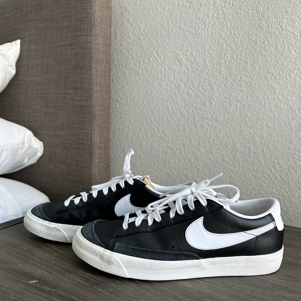Nike black blazer low